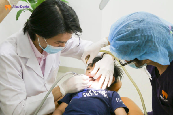 Trẻ em dưới 18 tuổi không phù hợp để trồng răng implant