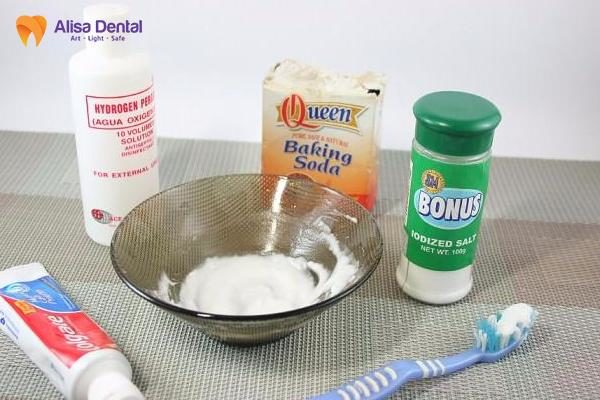 Kết hợp oxy già và bột baking soda để làm trắng răng