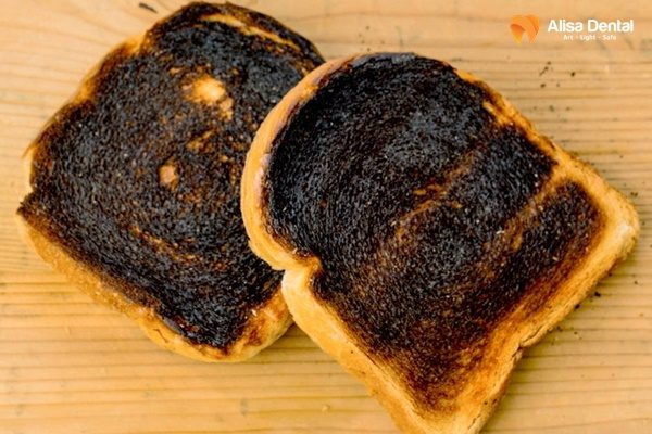 Cách làm trắng răng tại nhà bằng bánh mì cháy