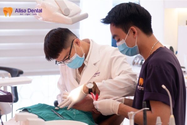 trồng răng implant giá rẻ tay nghề bác sĩ