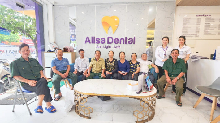 Đoàn khách tại thành phố Bắc Giang xuống nha khoa Alisa để trồng răng