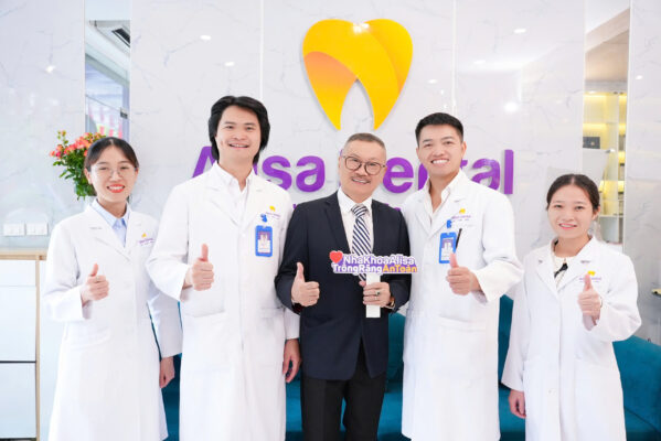 Đội ngũ bác sĩ nha khoa alisa trồng răng implant tay nghề cao