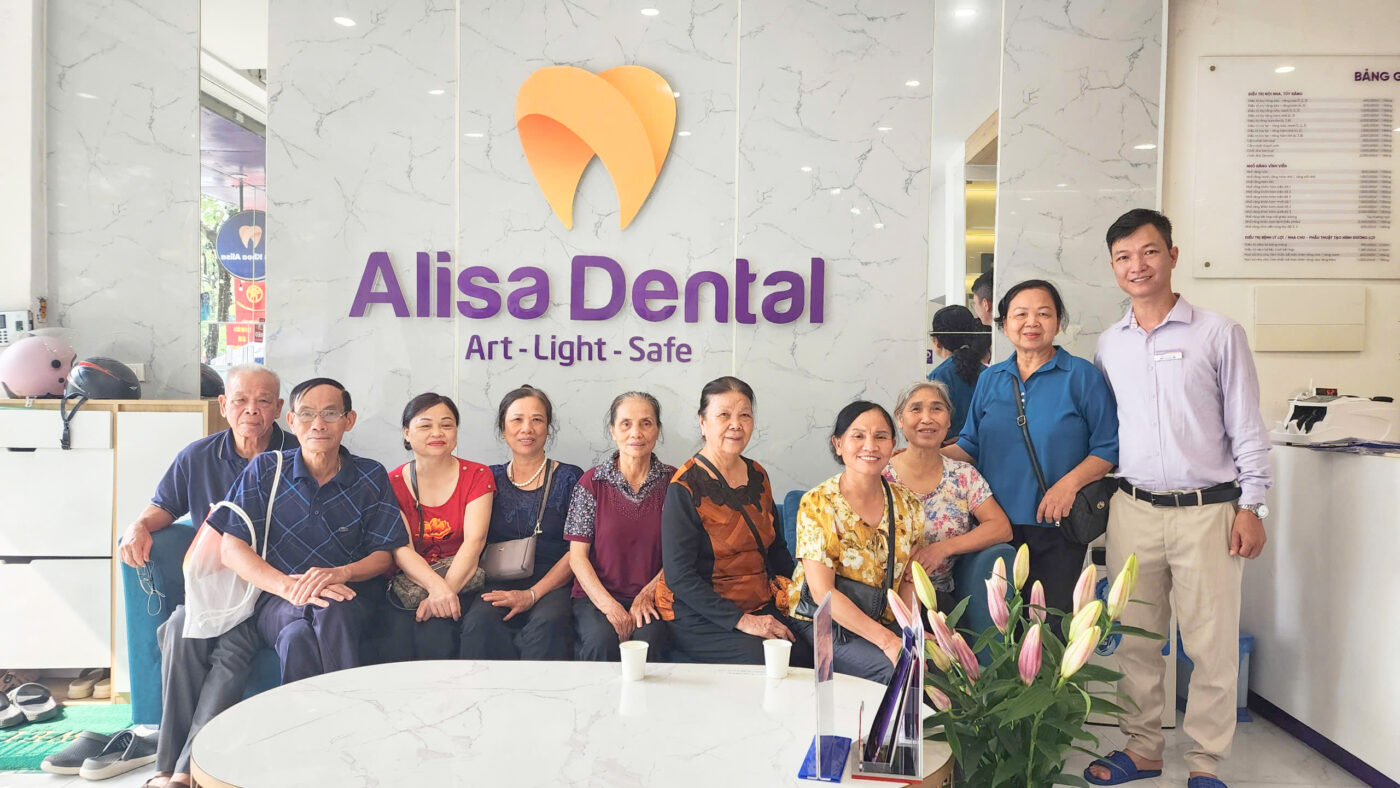 Khách hàng trồng răng implant tại nha khoa Alisa