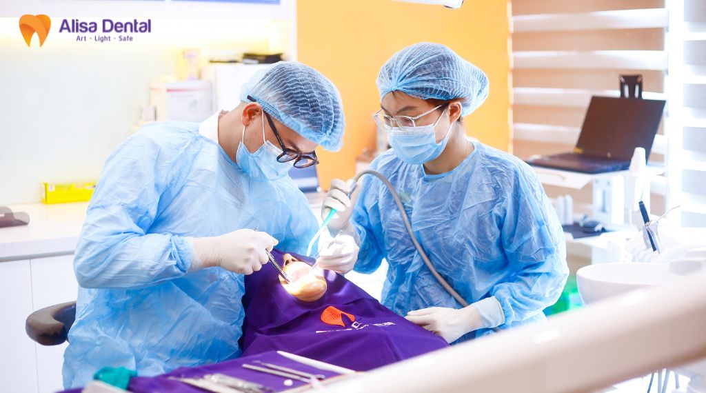 Răng sứ bị đen viền nướu