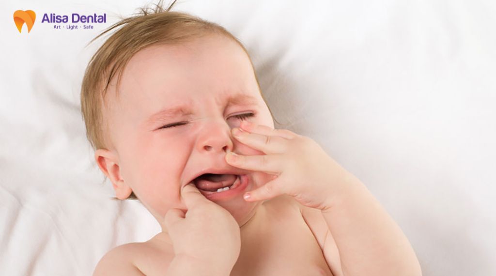 Trẻ mọc răng bị sốt phải làm sao