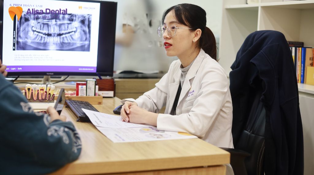 Trẻ mọc răng bị sốt phải làm sao